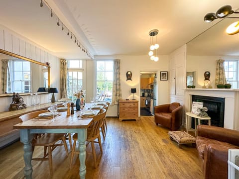 Seating area, Dining area