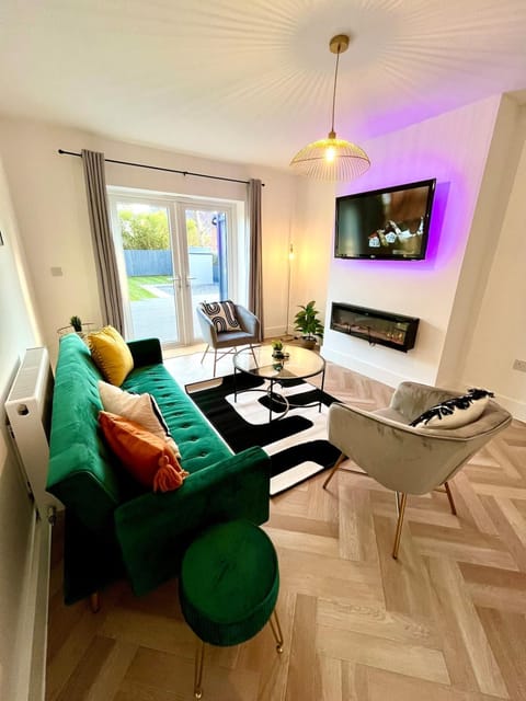 Day, TV and multimedia, Living room, Seating area, Garden view, Family, fireplace, furniture, internet