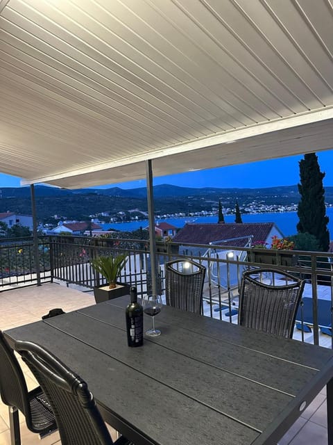 View (from property/room), Balcony/Terrace, Dining area, Sea view