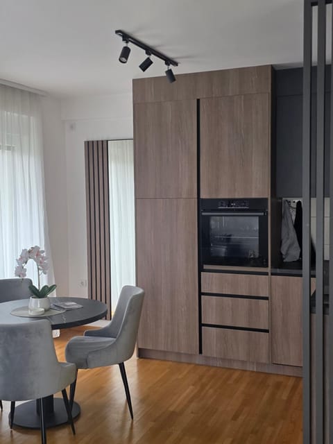 TV and multimedia, Kitchen or kitchenette, Living room, Seating area, Dining area