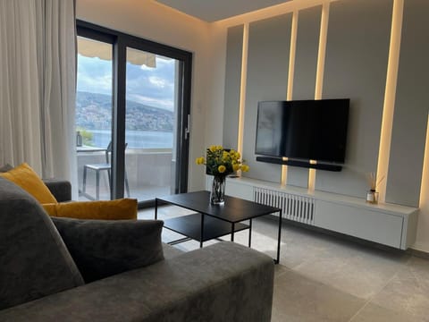 TV and multimedia, Balcony/Terrace, Living room, Food and drinks, Seating area, Evening entertainment, Sea view, Drinks, Alcoholic drinks, air conditioner