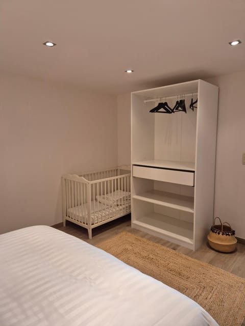 Bedroom, wardrobe, Internal: Not applicable to any particular room