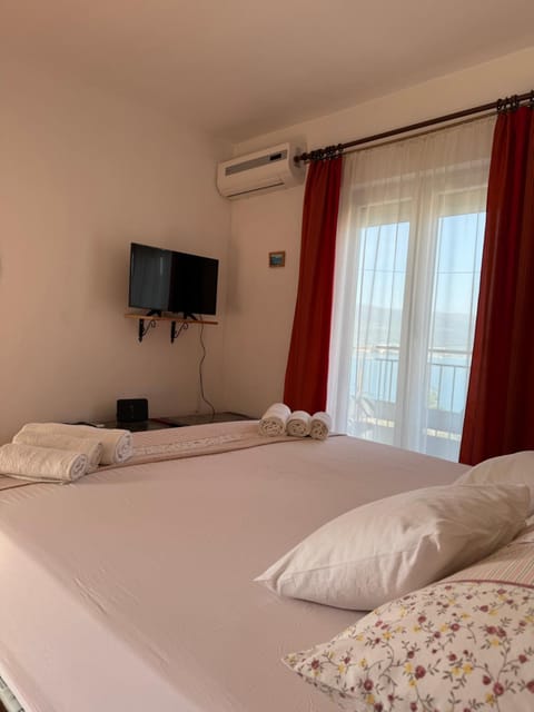 Bed, TV and multimedia, Bedroom, air conditioner