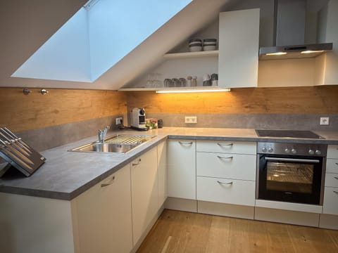 Coffee/tea facilities, Kitchen or kitchenette, dishwasher, oven, stove, toaster