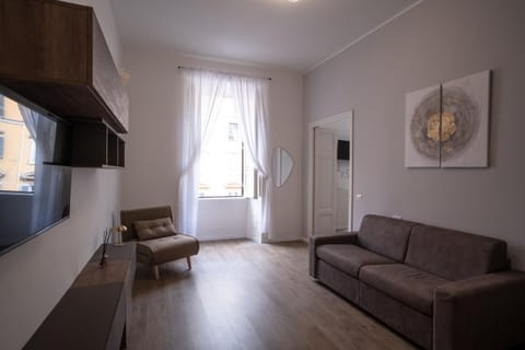 Bed, TV and multimedia, Living room, Seating area, Bedroom