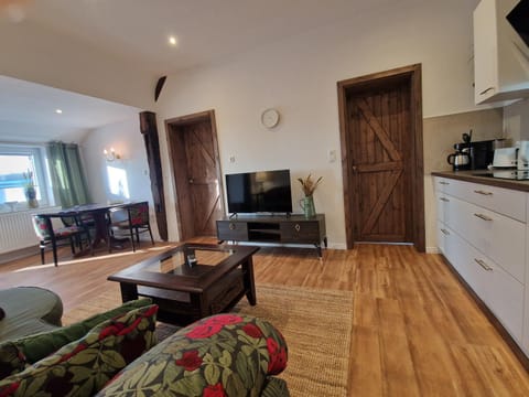 TV and multimedia, Kitchen or kitchenette, Living room, Seating area, Dining area