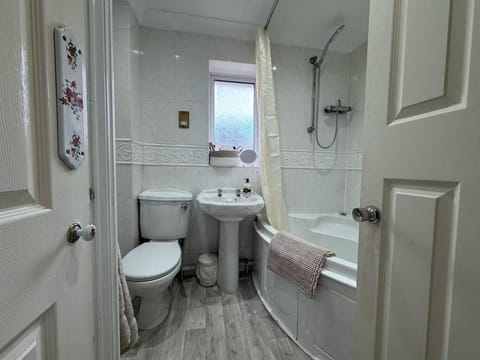 Shower, Toilet, Bathroom, Bath, towels