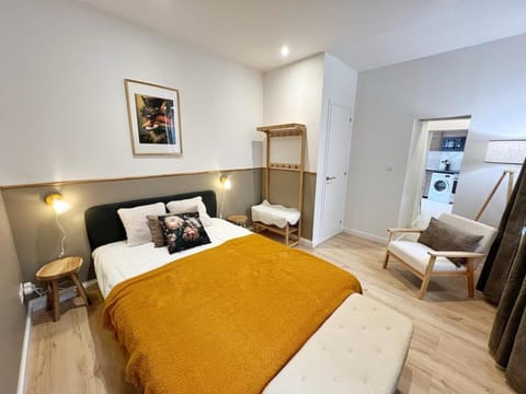 Bed, Photo of the whole room, Bedroom