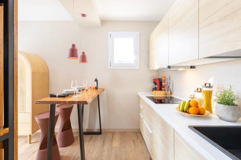 Kitchen or kitchenette, Dining area