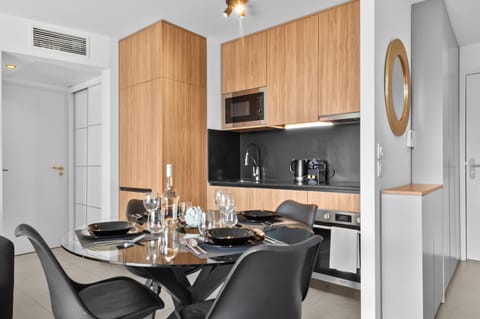 Kitchen or kitchenette, Dining area, stove