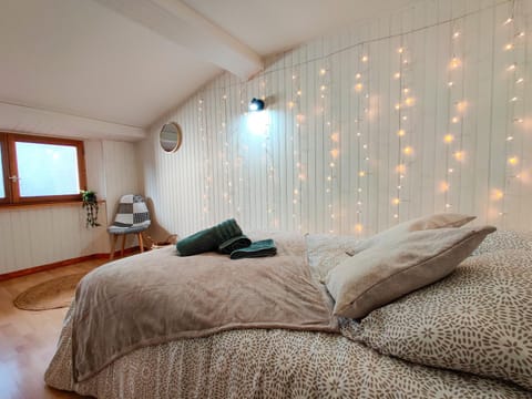 Bed, Living room, Photo of the whole room, Bedroom
