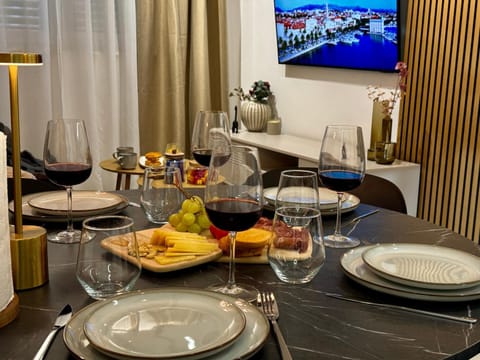 Food and drinks, Dining area, Lunch, Dinner, Alcoholic drinks