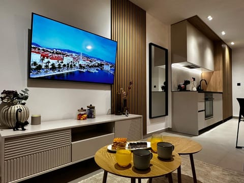 TV and multimedia, Coffee/tea facilities, Food and drinks