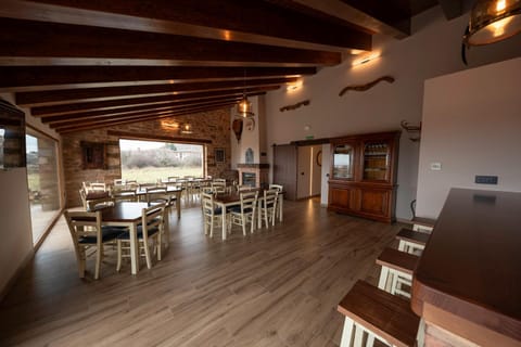 Restaurant/places to eat, Communal lounge/ TV room, Lounge or bar, Dining area