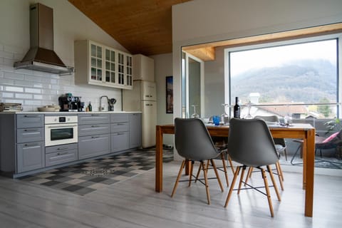 Kitchen or kitchenette, Dining area, Mountain view, pet friendly