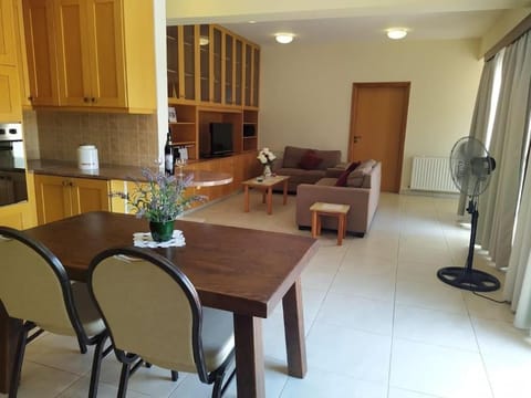 TV and multimedia, Living room, Seating area, Dining area