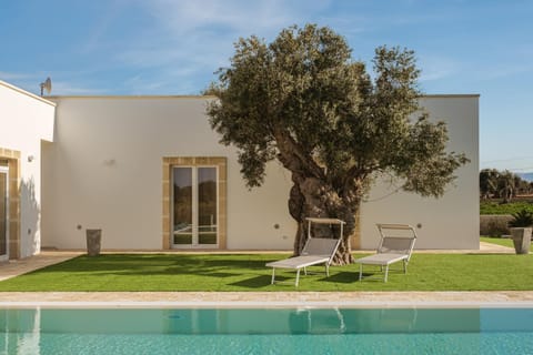 Property building, Patio, Garden, Garden view, Pool view, Swimming pool, sunbed