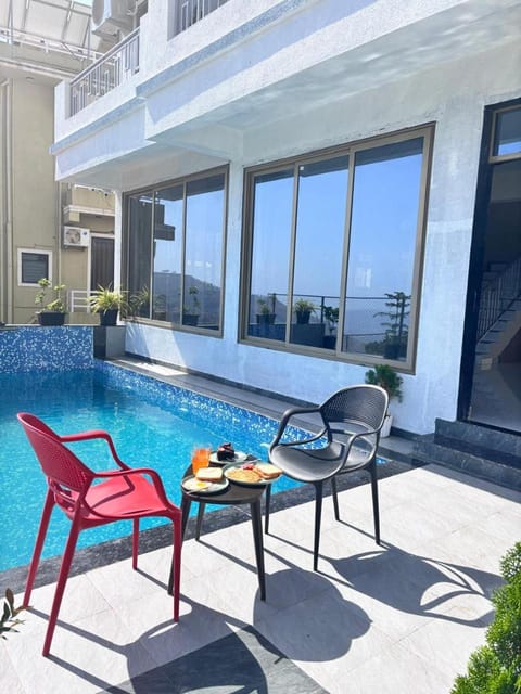 Pool view, Swimming pool, sunbed