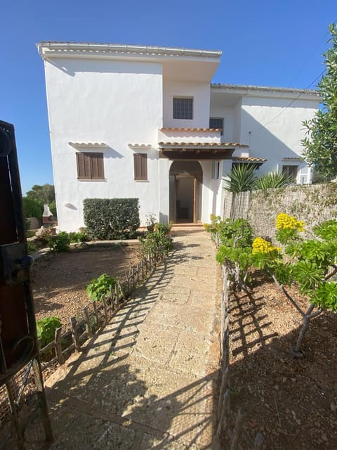 Property building, Patio, Facade/entrance, Day, Garden