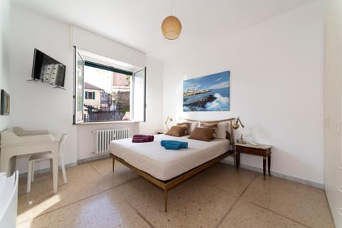 Bed, TV and multimedia, Living room, Photo of the whole room, Seating area, Bedroom