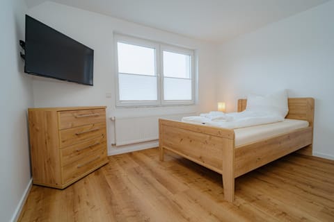 TV and multimedia, Photo of the whole room, Bedroom