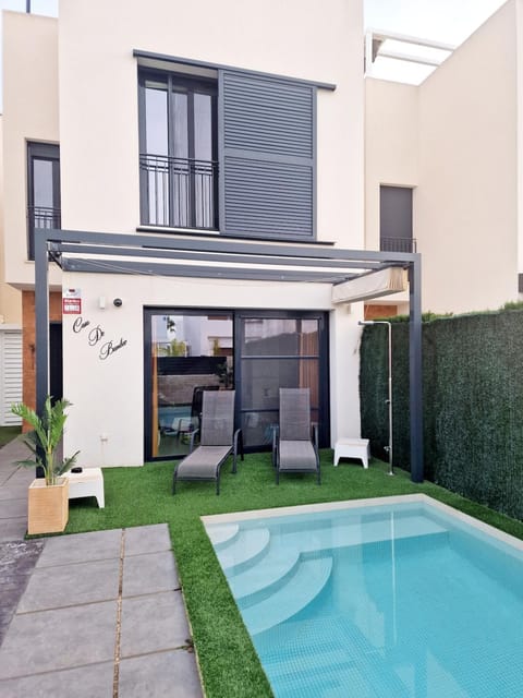 Property building, Patio, Day, Pool view, Swimming pool, sunbed