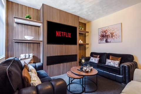 Communal lounge/ TV room, TV and multimedia, Living room, Seating area, Evening entertainment