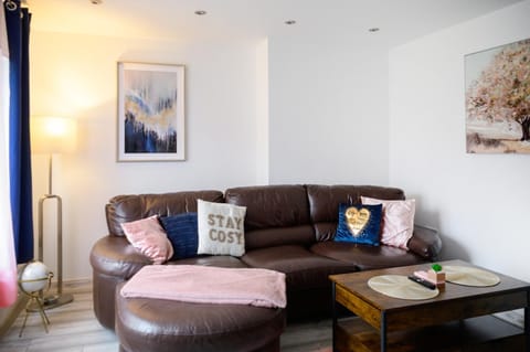 Living room, Seating area, Evening entertainment, internet