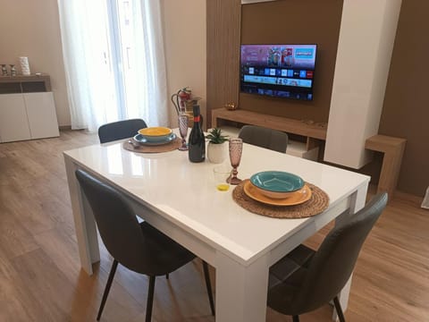 TV and multimedia, Kitchen or kitchenette, Living room, Dining area, heating, microwave, kitchen, air conditioner