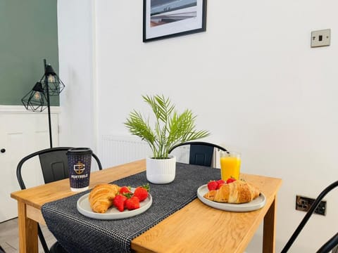 Comfy 4 Bed Home - Port Talbot - Perfect for Contractors & Families Apartment in Wales