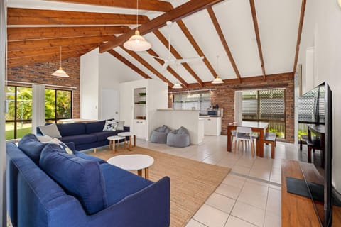 TV and multimedia, Kitchen or kitchenette, Living room, Seating area, Dining area