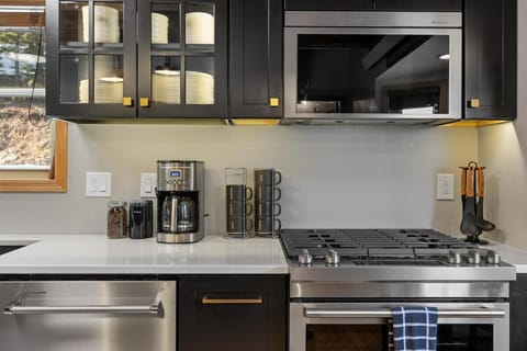 Coffee/tea facilities, Kitchen or kitchenette, stove