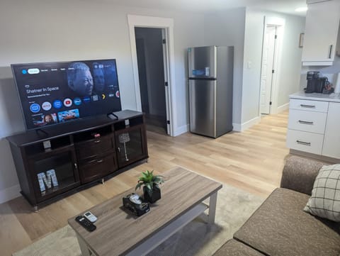 TV and multimedia, Kitchen or kitchenette, Living room, Seating area