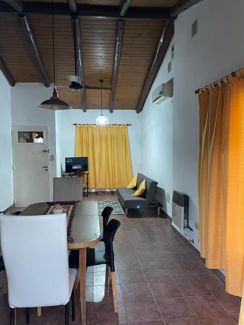 Communal lounge/ TV room, Dining area, air conditioner