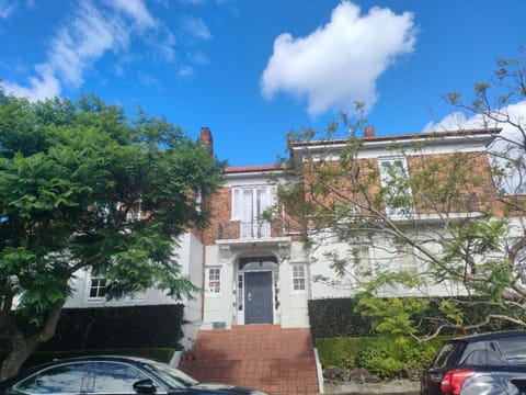 6 beds including 4 double beds and 2 single sofa beds in 1 bedroom and 1 living room apartment Apartment in Auckland