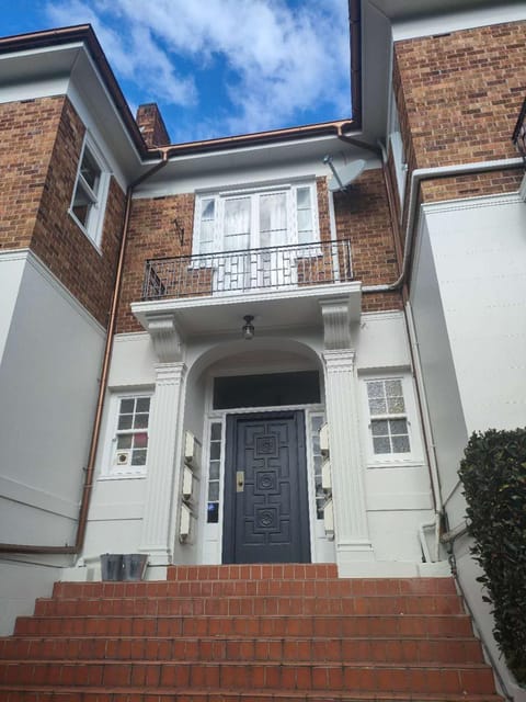 6 beds including 4 double beds and 2 single sofa beds in 1 bedroom and 1 living room apartment Apartment in Auckland