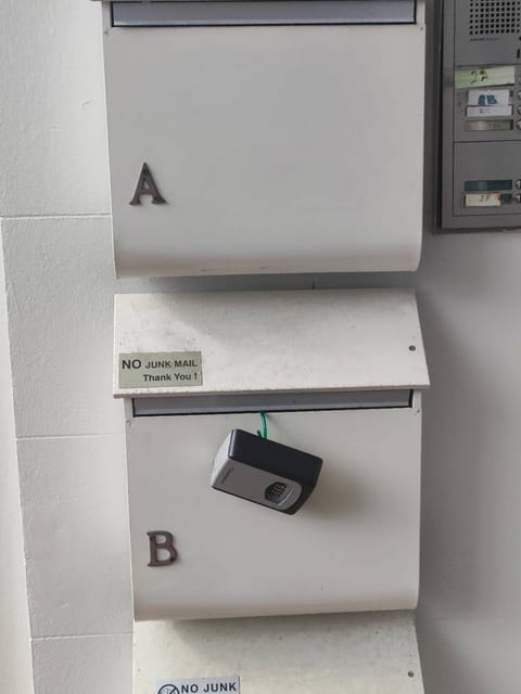 6 beds including 4 double beds and 2 single sofa beds in 1 bedroom and 1 living room apartment Apartment in Auckland