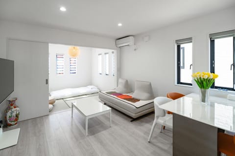 TV and multimedia, Living room, Seating area, Dining area, air conditioner