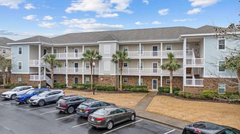 Spacious 2BR Retreat with Pool Access - Barefoot House in North Myrtle Beach