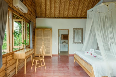 Green vanilla kabin House in Sidemen