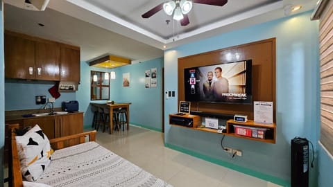 TV and multimedia, Kitchen or kitchenette, Living room, Seating area, Dining area