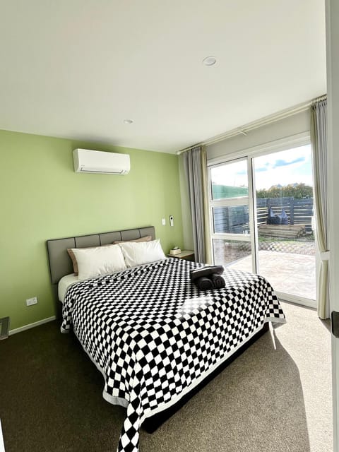 Bed, Bedroom, air conditioner