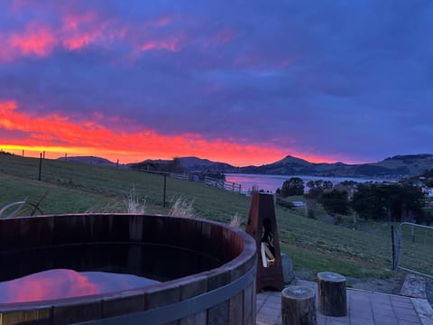 Nearby landmark, Natural landscape, Hot Tub, Mountain view, Sea view, Sunrise