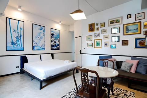 Bed, Living room, Photo of the whole room, Seating area, Bedroom