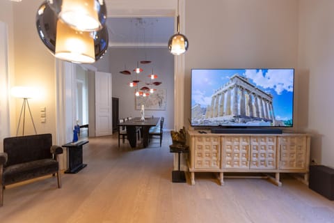 Communal lounge/ TV room, TV and multimedia, Living room, Seating area, Evening entertainment