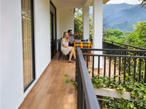Property building, Balcony/Terrace, Guests, Mountain view, Breakfast