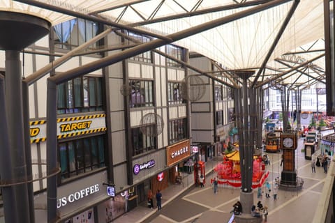 Day, People, On-site shops, City view, Street view, Supermarket/grocery shop, Shopping Area, Location, group of guests