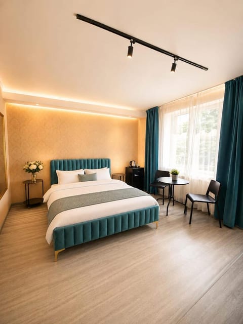 Bed, Photo of the whole room, Seating area, Bedroom