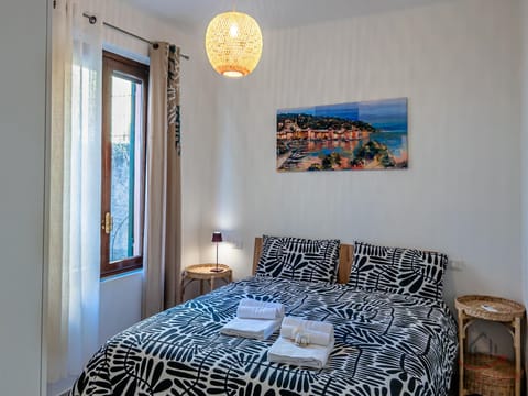 Bed, Photo of the whole room, Bedroom, internet, towels, air conditioner