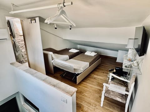 Bed, TV and multimedia, Photo of the whole room, Bedroom, towels